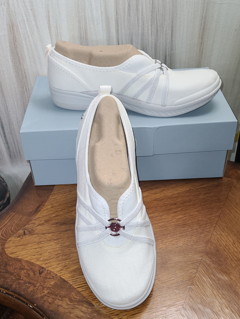 New in box! Life Stride Niche Womens 9.5 Wide sporty white casual fabric sneaker